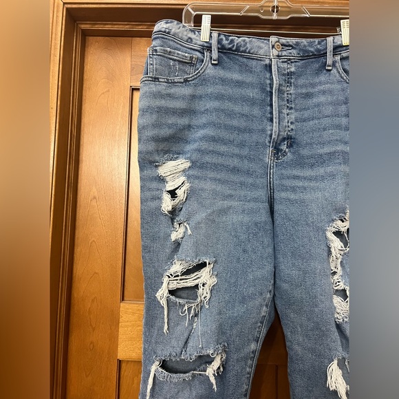 Hollister Curvy Ultra High Rise Vintage Straight Distressed Jeans Size 34 / 19S - Picture 2 of 15